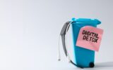 Trash can with the inscription "digital detox"